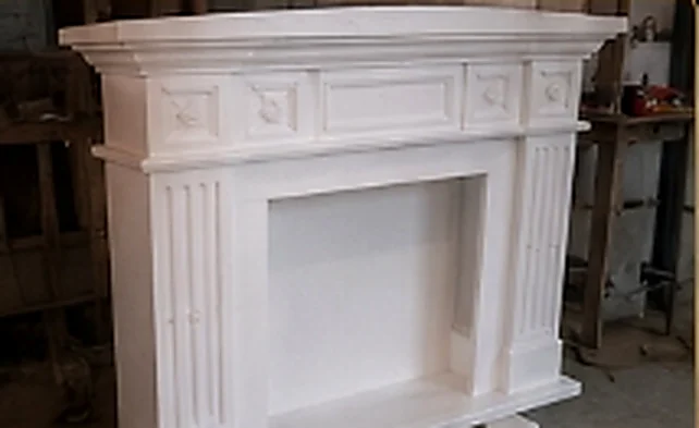 Chimenea decorativa blanca, diseño clásico