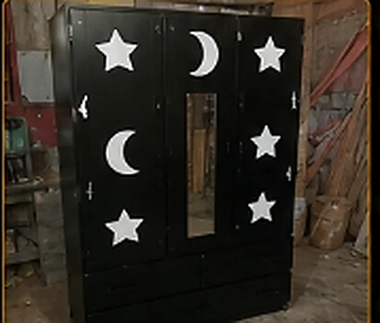 Mueble con diseños de lunas y estrellas
